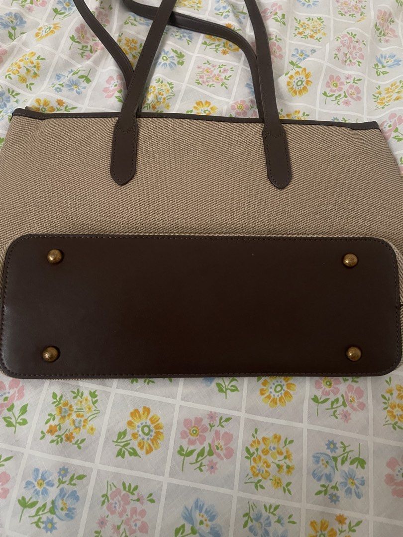 Felemoso Tote Bag (Category: Tote Bags) located in Santa Cruz, Pampanga. Submitted by httpschayo (Listing ID 1453440063, Image 3). Description: Felemoso Shoulder Bag ₱220 — very spacious interior — gold-tone hardware — ideal for everyday use — issue: may slight scratch sa bottom corners and may minor dents sa rubber lining (see photos above for reference).