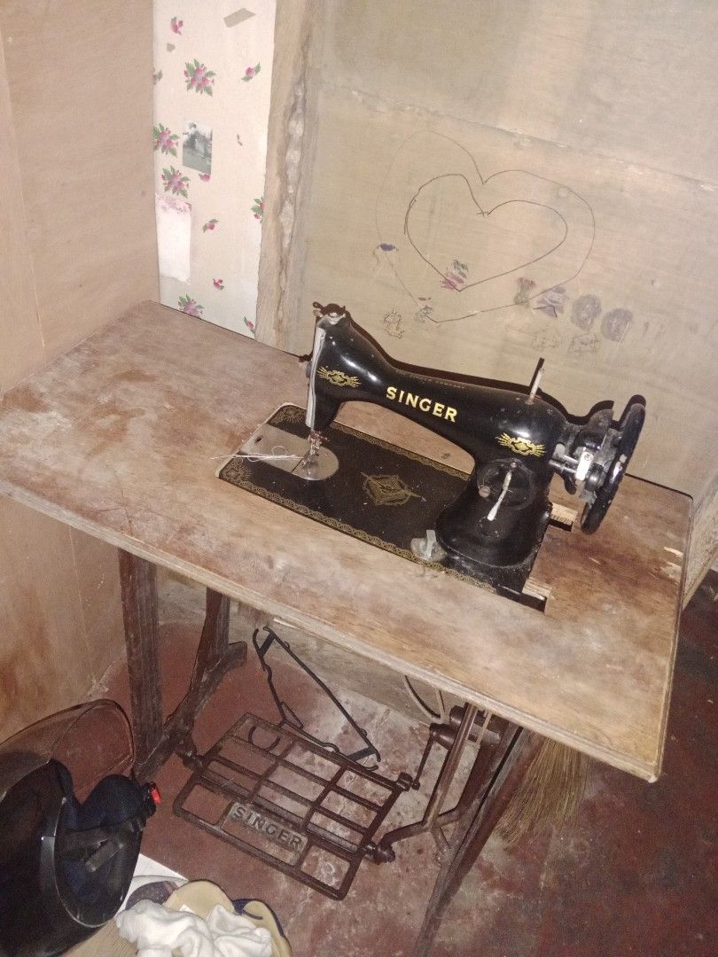 For Sale Singer Treadel sewing machine (Category: Other Home Appliances) located in Caloocan City. Submitted by warmshark_868e07 (Listing ID 1453561080, Image 2). Description: For Sale Singer treadel Sewing Machine No issue 3.2k price loc caloocan city.
