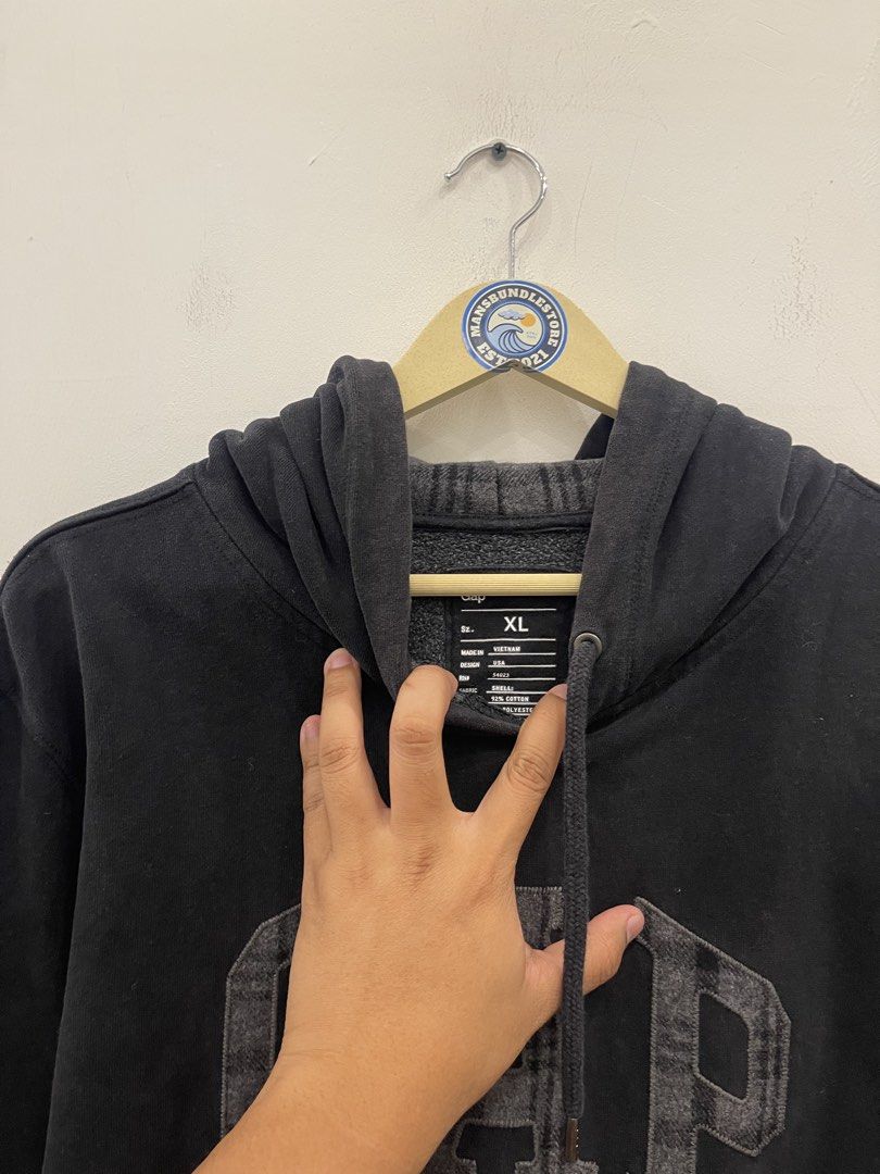 GAP (Category: Hoodies) located in Kuantan. Submitted by MANSBUNDLESTORE (Listing ID 1453581055, Image 3). Description: 100% ORIGINAL CONDITION : 9/10 MEASUREMENT : P26 L28.5 COD : KUANTAN.