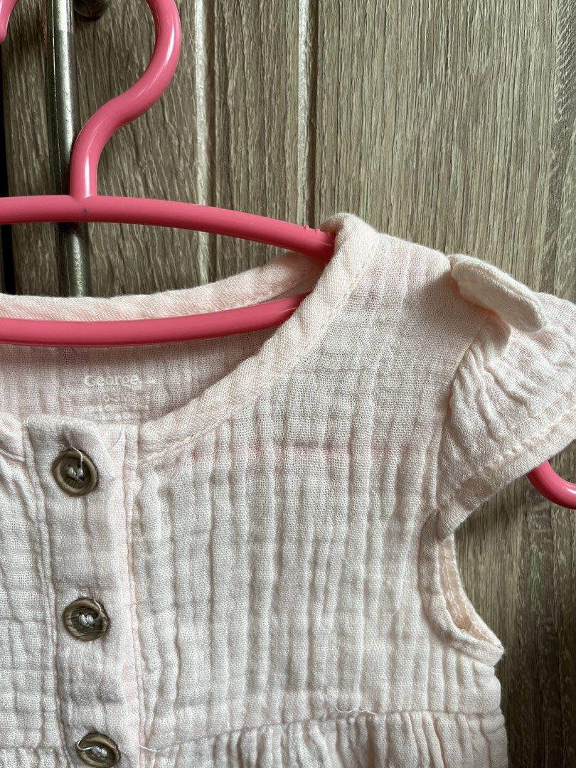 GEORGE BABY (Category: Babies & Kids Fashion) located in Makati City. Submitted by mooning06 (Listing ID 1453561858, Image 2). Description: USED ONE LIKE NEW.