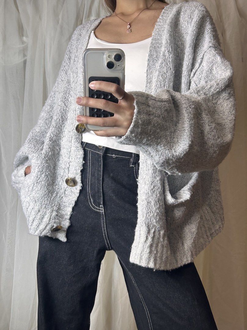 GRAY CARDIGAN (Category: Coats, Jackets and Outerwear) located in Baguio. Submitted by chmlnstudio (Listing ID 1453573328, Image 1). Description: FREESIZE .