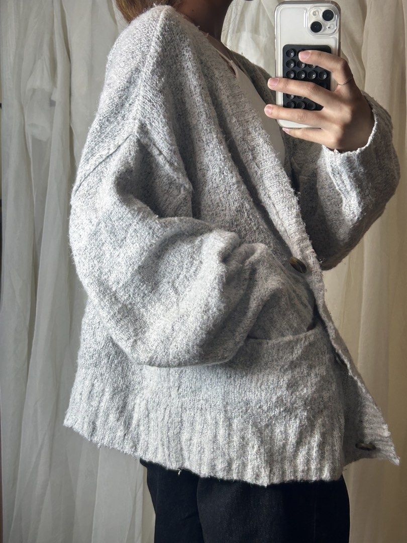 GRAY CARDIGAN (Category: Coats, Jackets and Outerwear) located in Baguio. Submitted by chmlnstudio (Listing ID 1453573328, Image 2). Description: FREESIZE .