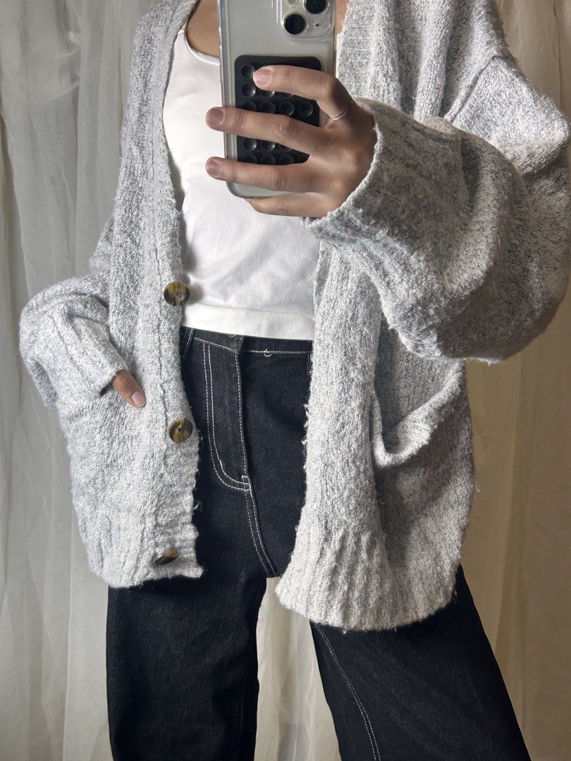 GRAY CARDIGAN (Category: Coats, Jackets and Outerwear) located in Baguio. Submitted by chmlnstudio (Listing ID 1453573328, Image 3). Description: FREESIZE .