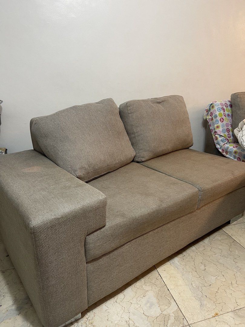 Grey L-shaped Sectional Sofa with Chaise (Category: Sofas) located in Pasig City. Submitted by rudyrichiemanila (Listing ID 1453594958, Image 2). Description: - Grey L-shaped sectional sofa - Message for more details.