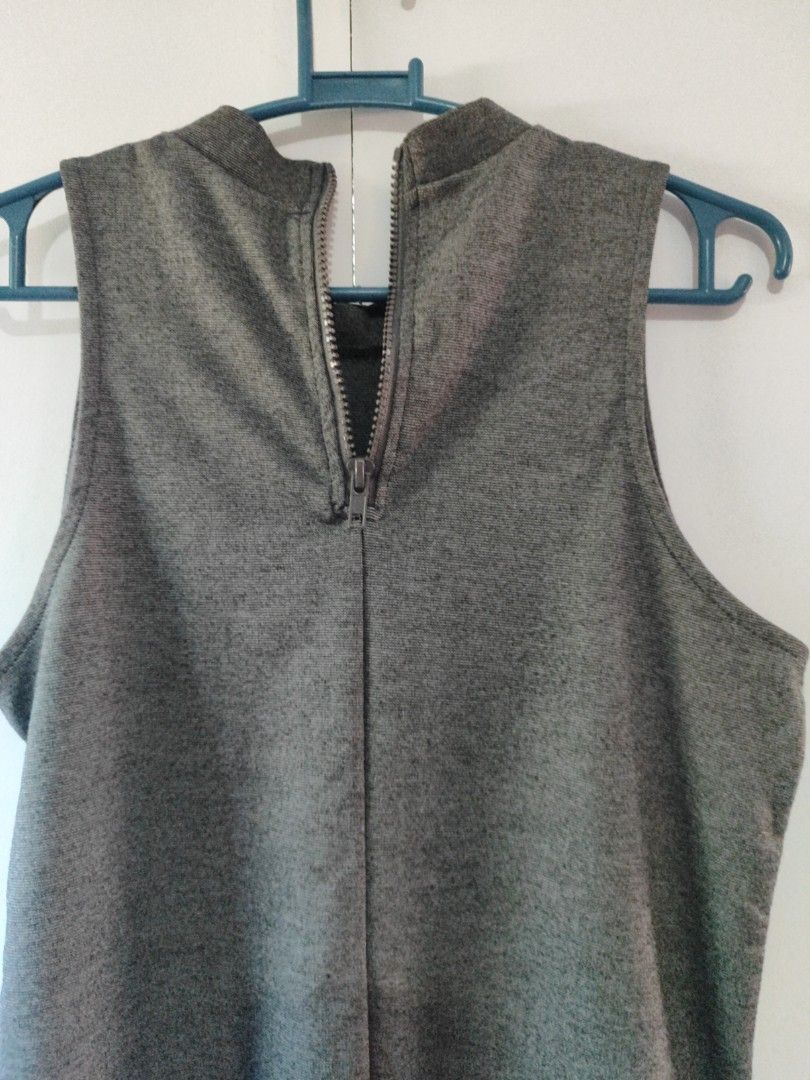 Grey Sleeveless Vest with Zipper (Category: Sleeveless) located in Cavite. Submitted by marosa0121 (Listing ID 1453621300, Image 3). Description: - Grey sleeveless vest - Front zipper closure - Soft jersey or cotton blend material - Ideal for layering or wearing on its own - Simple and versatile design.