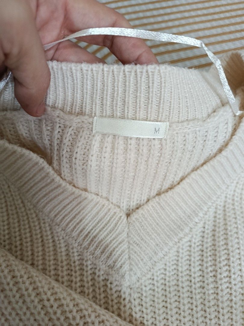 Fixed Price_GU Cream Cable Knit V-Neck Sweater Size M (Category: Coats, Jackets and Outerwear) located in Cabanatuan. Submitted by wnkloset (Listing ID 1453469540, Image 3). Description: PLEASE READ BEFORE INQUIRING 🥰 Please respect the posted price. ❤️ I will no longer respond to offers below the posted price to avoid unnecessary back-and-forth and to save both our time. 😊 If you're okay with the posted price, feel free to message me. 🥰 Thank