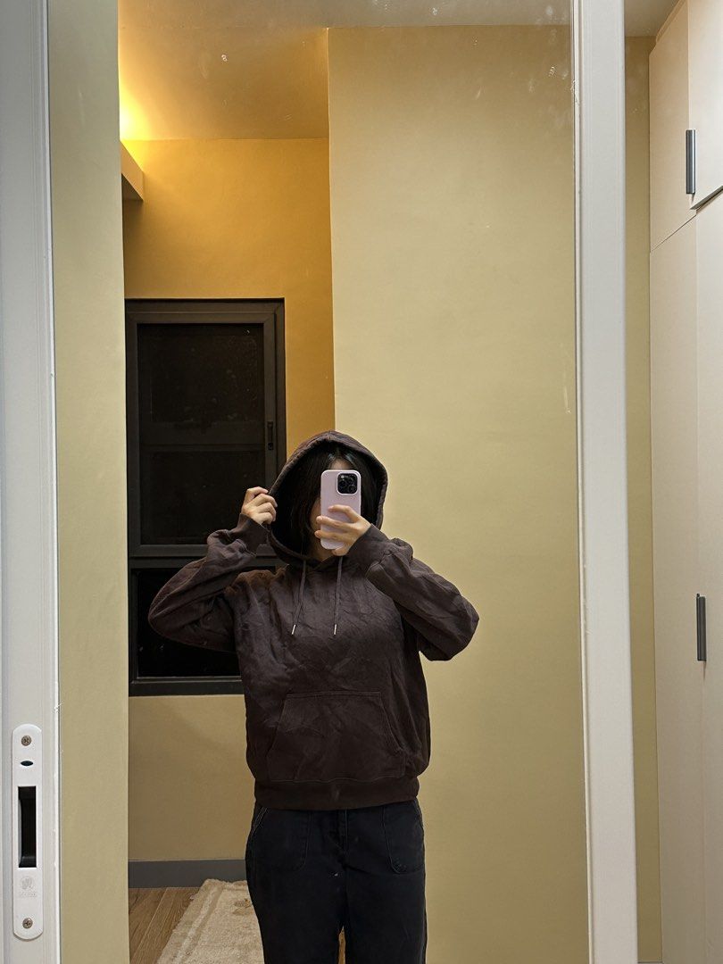 GU Sweater Hoodie in Choco Brown (Category: Coats, Jackets and Outerwear) located in Zaragoza. Submitted by yownabs (Listing ID 1453493179, Image 1). Description: - GU Sweater Hoodie in Choco Brown - 100% Polyester - Boxy Fit Measurements: - Width: 21.5” - Height: 22.5” - L on tag, Fits S-M - Actual color may vary due to lighting ₱499.