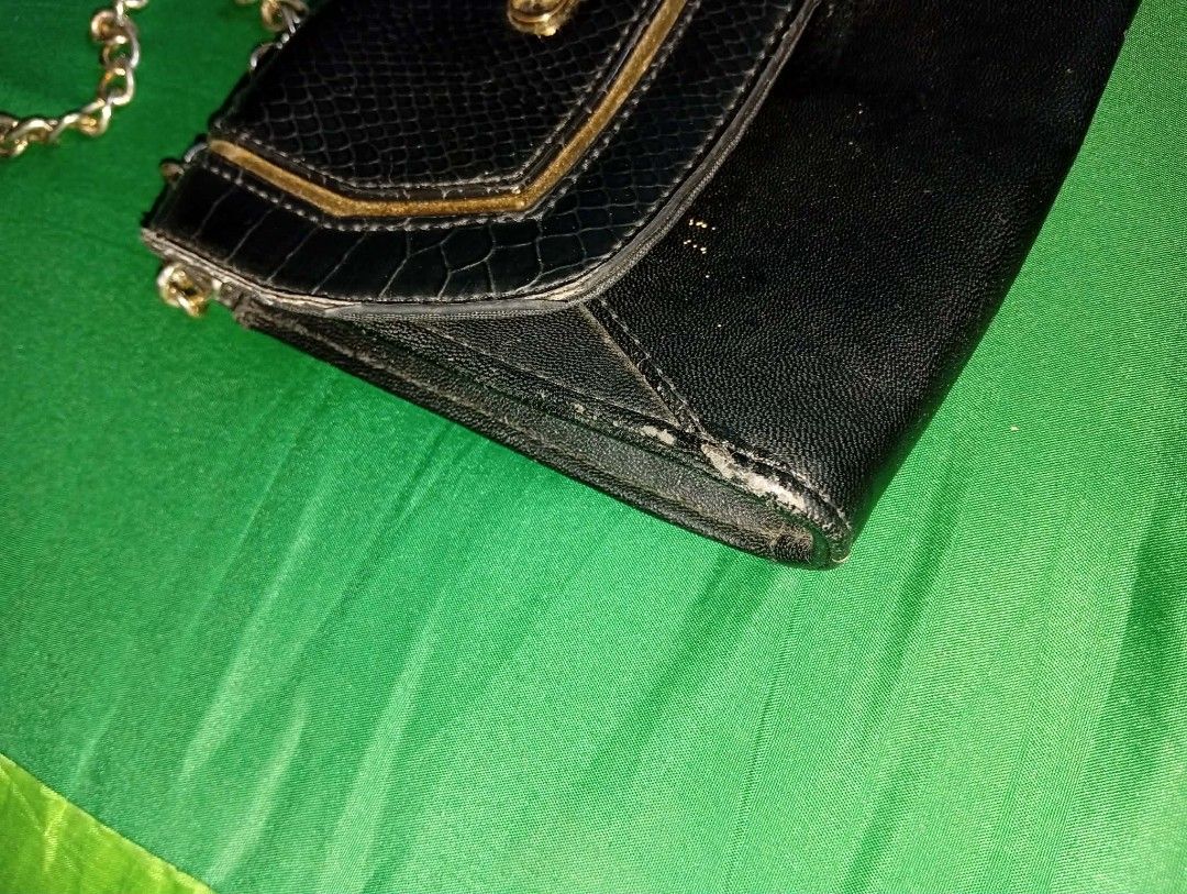 Guess Mini Bag (Category: Luxury Bags & Wallets) located in Manila. Submitted by riri_blossom (Listing ID 1453504454, Image 2). Description: GUESS AUTH.