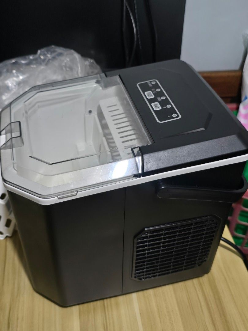 Hicon Ice Maker (Category: Refrigerators and Freezers) located in Taguig. Submitted by tinsaints923 (Listing ID 1451987874, Image 2). Description: RFS: Closed cafe used for less than a year.