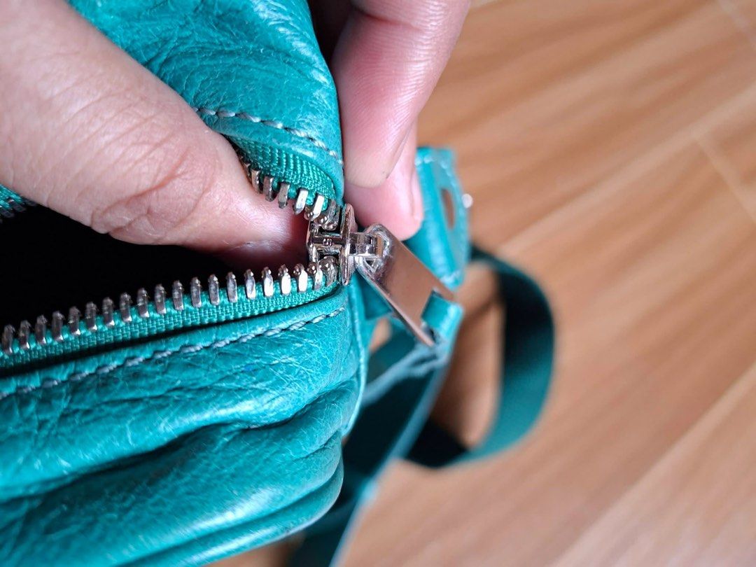 Ins belenciaga (Category: Luxury Bags & Wallets) located in Davao. Submitted by deinlakarol19 (Listing ID 1453471802, Image 2). Description: Imspired balen iba yung brand niya nka ykk zip .