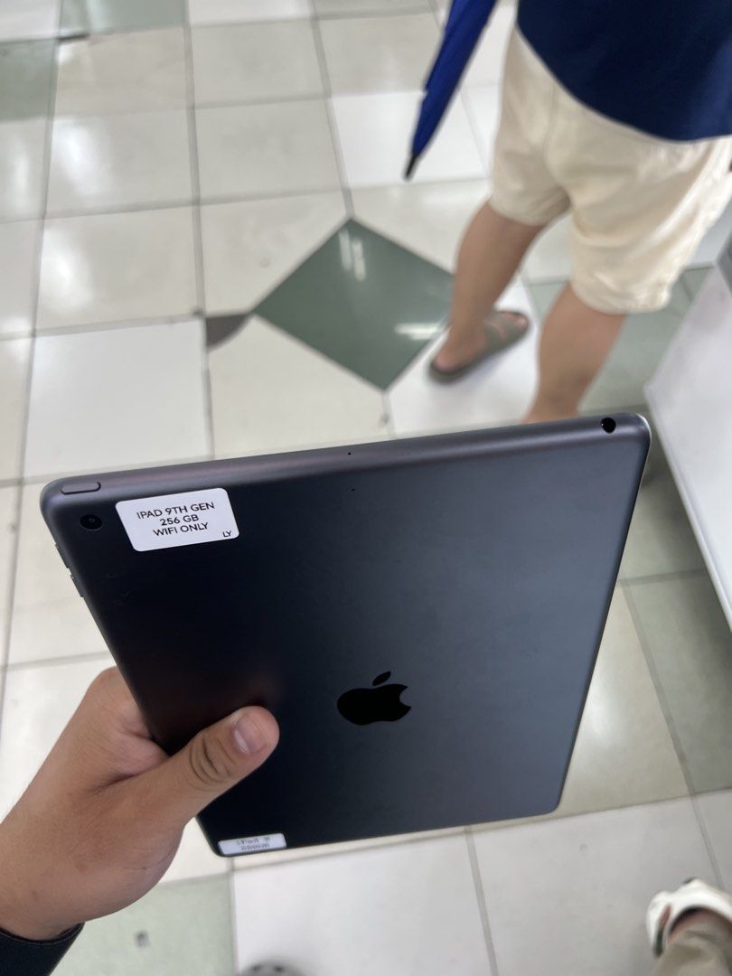 IPAD 9TH GEN 256GB WIFI (Category: iPad) located in San Juan City. Submitted by dokiee2001 (Listing ID 1453452547, Image 3). Description: Read First OPEN FOR SWAP/SELLING: RFS: Buy And Sell IPAD 9th gen Openline Any Sim 99%SMOOTH 99%MAKINIS / No hidden issue All Working / Good As New Never Been Repaired / Can Reset Anytime Test to sawa / Unli test Not Refurbished / Authentic Phone ✅FREE 3 UTOOLS ✅FREE APPLE WEBSITE 🛵 : Cash on delivery + Shippin