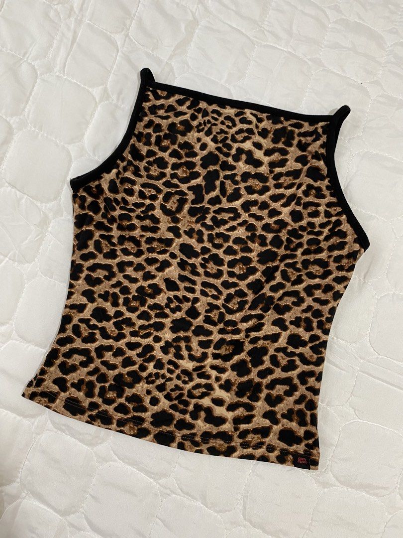 leopard mock neck top (Category: Sleeveless) located in Quezon City. Submitted by brattybabe (Listing ID 1453444049, Image 2). Description: Color may vary due to lighting Dimes: bust: 25 W: 24 L: 15.5 💳 Mode of payment: GCash, Paymaya, Metrobank, BPI 🚚 Courier: Lalamove, Grab Padala, J&T, or Toktok only. 🫶🏻 The buyer is responsible for the shipping cost. 💲 Payment first before shipping the item. ⛔️ Note: I do not accept returns/refunds. RFS: