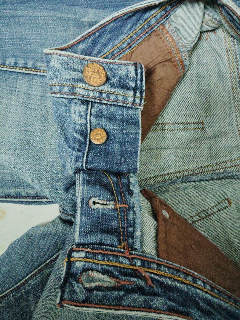 Levis （分類：牛仔褲、Leggings）位於 Hong Kong。 由 kenwong959528 提交（商品編號 1453563282，圖片 4）。簡介： É��女們注意啦！呢條 Levis 牛仔褲，著上身絕對顯瘦又夠潮！褲腳微微喇叭設計，復古得嚟又好襯衫。中藍色洗水效果，配埋橙色車線點綴，細節位都好有心思。XL碼，適合平時著開 EU 42 / UK 14 / US 10 嘅你。著過幾次，保證正貨，狀態好好！。