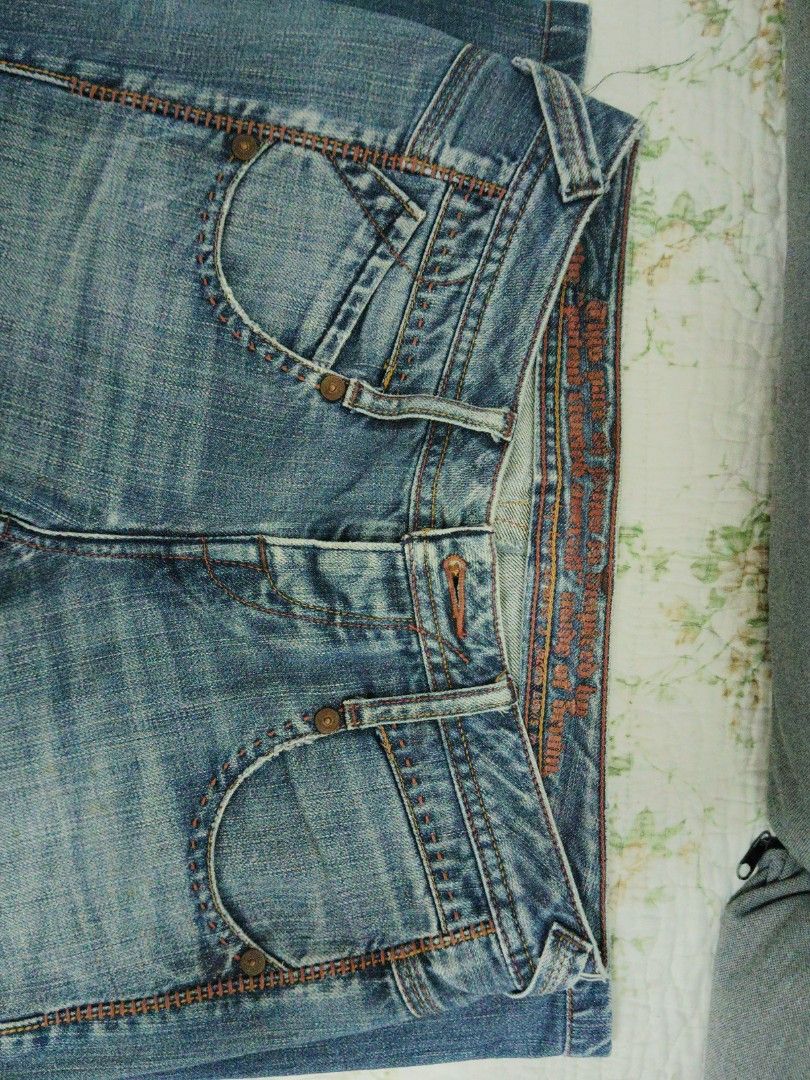 Levis （分類：牛仔褲、Leggings）位於 Hong Kong。 由 kenwong959528 提交（商品編號 1453563282，圖片 3）。簡介： É��女們注意啦！呢條 Levis 牛仔褲，著上身絕對顯瘦又夠潮！褲腳微微喇叭設計，復古得嚟又好襯衫。中藍色洗水效果，配埋橙色車線點綴，細節位都好有心思。XL碼，適合平時著開 EU 42 / UK 14 / US 10 嘅你。著過幾次，保證正貨，狀態好好！。