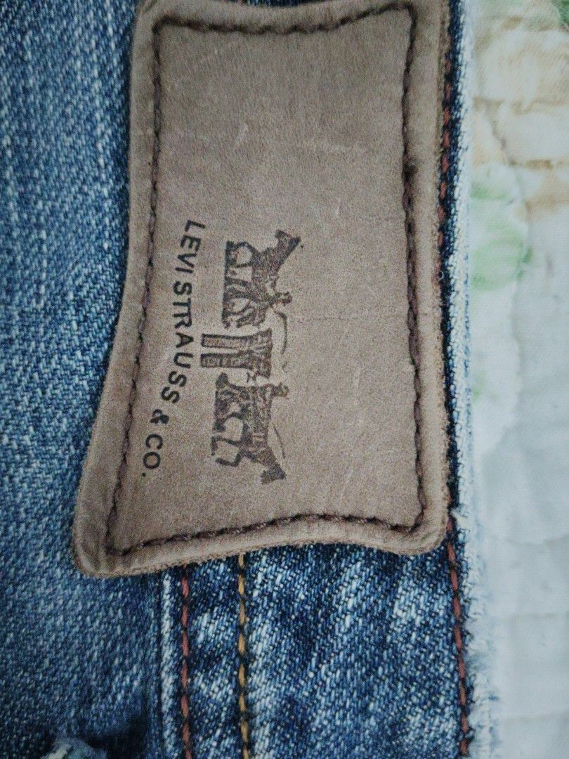 Levis （分類：牛仔褲、Leggings）位於 Hong Kong。 由 kenwong959528 提交（商品編號 1453563282，圖片 6）。簡介： É��女們注意啦！呢條 Levis 牛仔褲，著上身絕對顯瘦又夠潮！褲腳微微喇叭設計，復古得嚟又好襯衫。中藍色洗水效果，配埋橙色車線點綴，細節位都好有心思。XL碼，適合平時著開 EU 42 / UK 14 / US 10 嘅你。著過幾次，保證正貨，狀態好好！。
