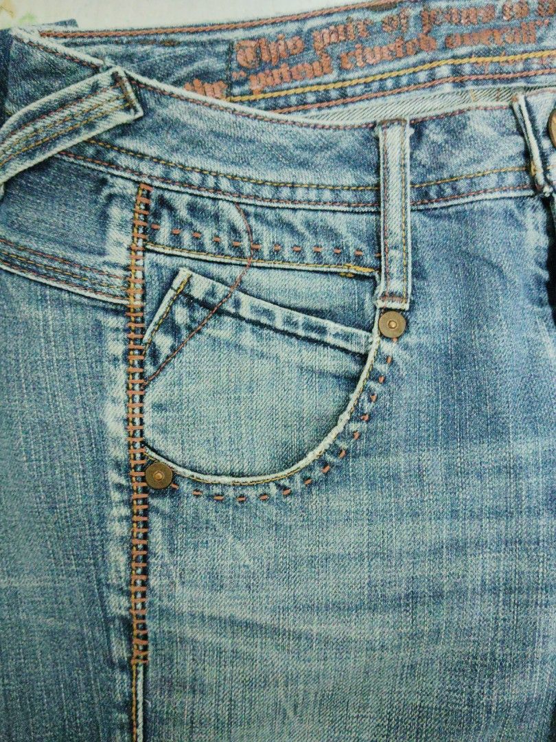 Levis （分類：牛仔褲、Leggings）位於 Hong Kong。 由 kenwong959528 提交（商品編號 1453563282，圖片 7）。簡介： É��女們注意啦！呢條 Levis 牛仔褲，著上身絕對顯瘦又夠潮！褲腳微微喇叭設計，復古得嚟又好襯衫。中藍色洗水效果，配埋橙色車線點綴，細節位都好有心思。XL碼，適合平時著開 EU 42 / UK 14 / US 10 嘅你。著過幾次，保證正貨，狀態好好！。