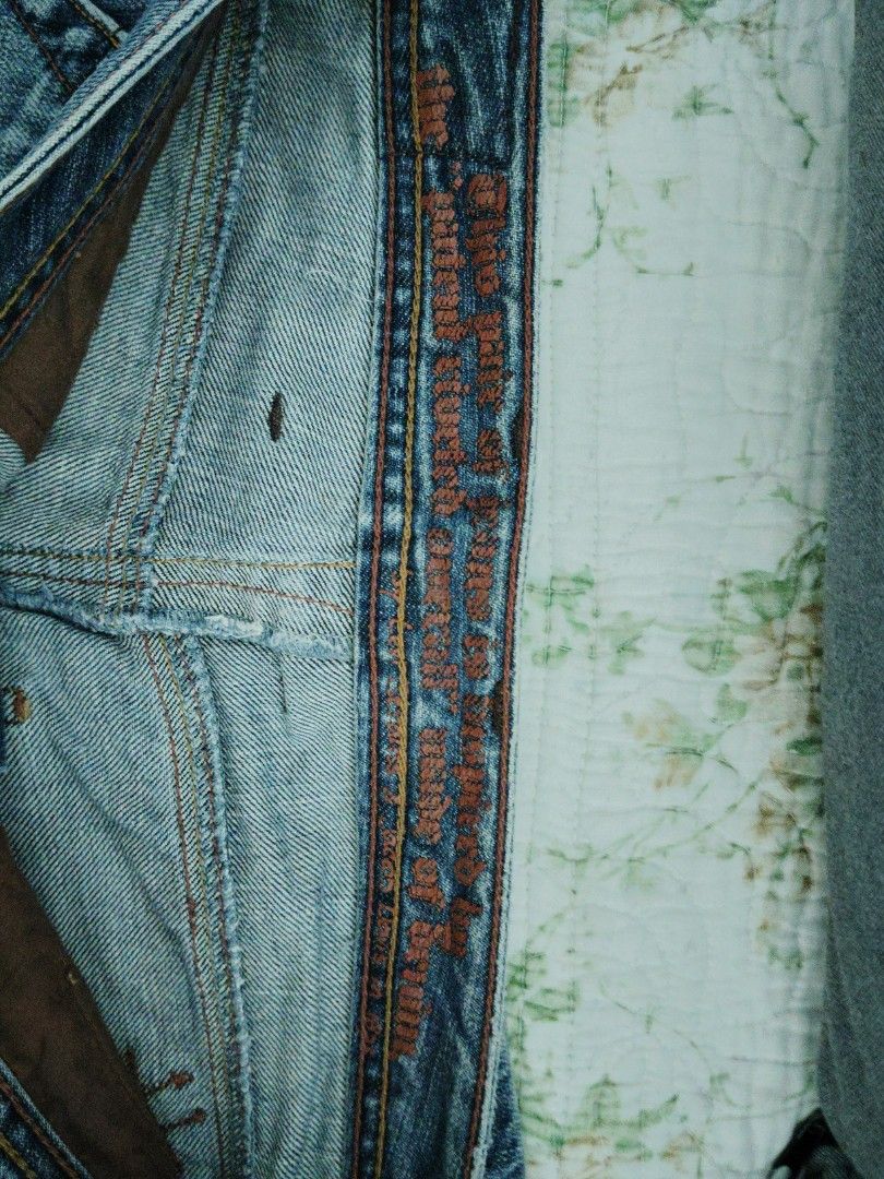 Levis （分類：牛仔褲、Leggings）位於 Hong Kong。 由 kenwong959528 提交（商品編號 1453563282，圖片 5）。簡介： É��女們注意啦！呢條 Levis 牛仔褲，著上身絕對顯瘦又夠潮！褲腳微微喇叭設計，復古得嚟又好襯衫。中藍色洗水效果，配埋橙色車線點綴，細節位都好有心思。XL碼，適合平時著開 EU 42 / UK 14 / US 10 嘅你。著過幾次，保證正貨，狀態好好！。
