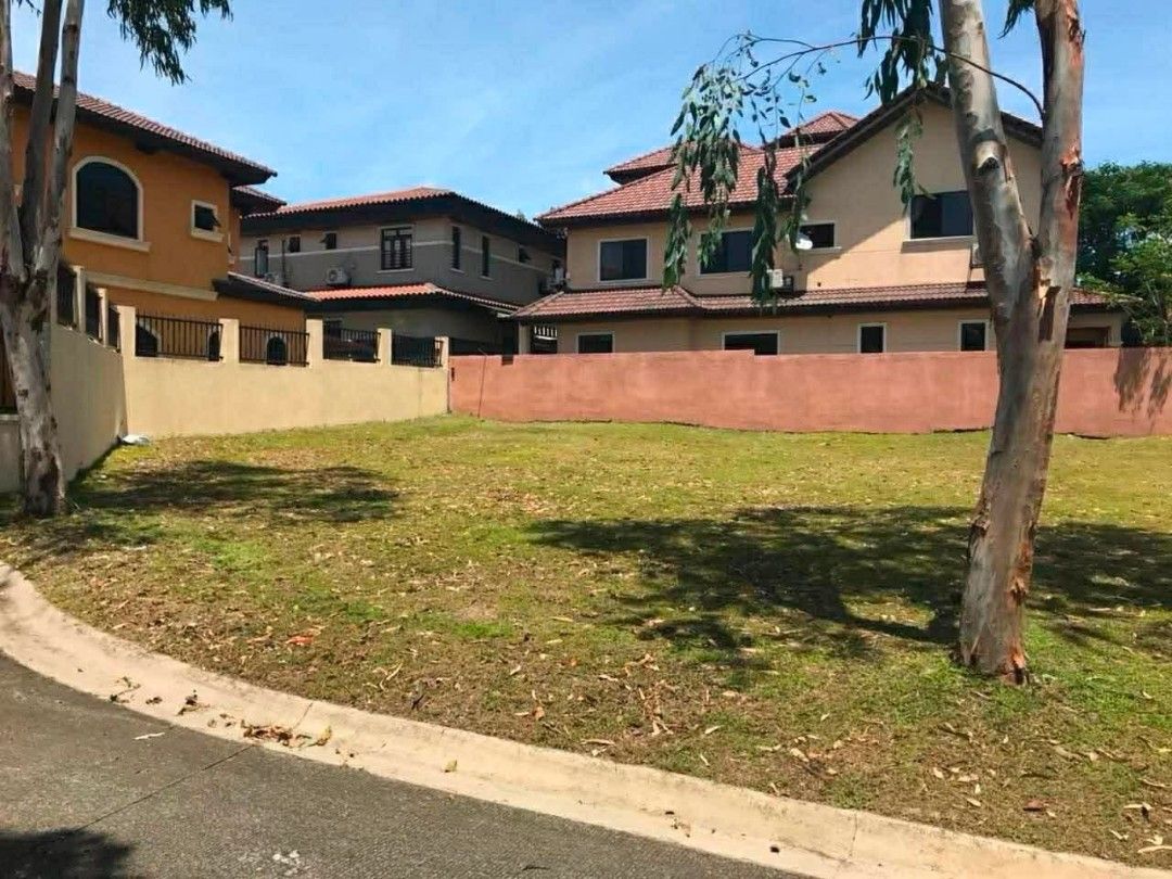 LOT FOR SALE (Category: Lot) located in Makati City. Submitted by jenileebesta (Listing ID 1453431330, Image 1). Description: LOT FOR SALE PORTOFINO HEIGHTS LAS PIÑAS CITY LOT AREA 344SQM 70,000/ Per Sqm.