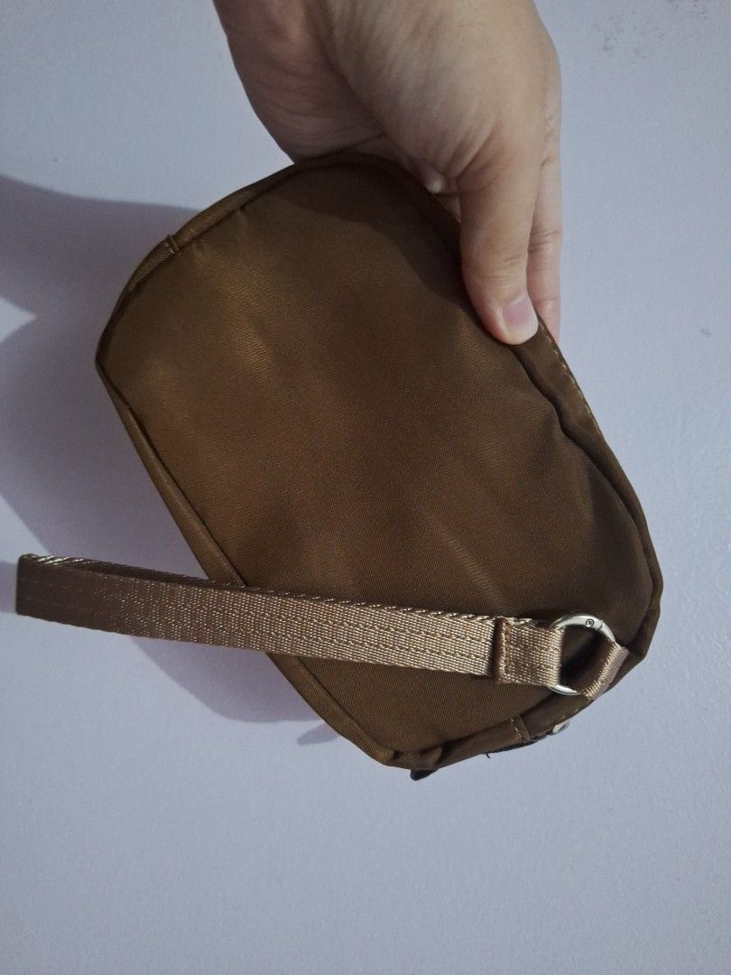 Lululemon Pouch (Category: Purses & Pouches) located in Caloocan City. Submitted by _mie3 (Listing ID 1453612233, Image 2). Description: Buy any 3 pouches in the listings for 400php + 50php shipping fee (via j&t) - Lululemon pouch - Main zip compartment - Ideal for organizing small essentials.