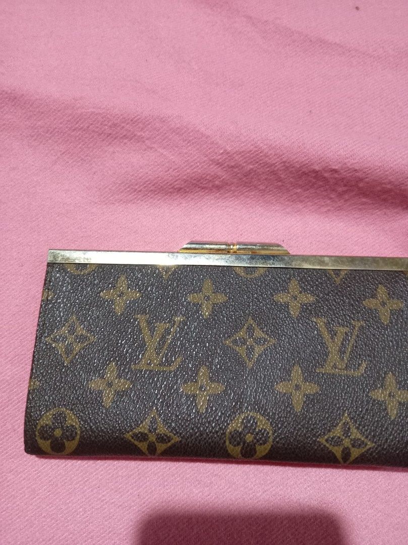 LV Wallet (Category: Luxury Bags & Wallets) located in Malolos. Submitted by shoptokyothrift (Listing ID 1453521697, Image 1). Description: Vintage LV wallet Kisslock Authentic leather AS is.