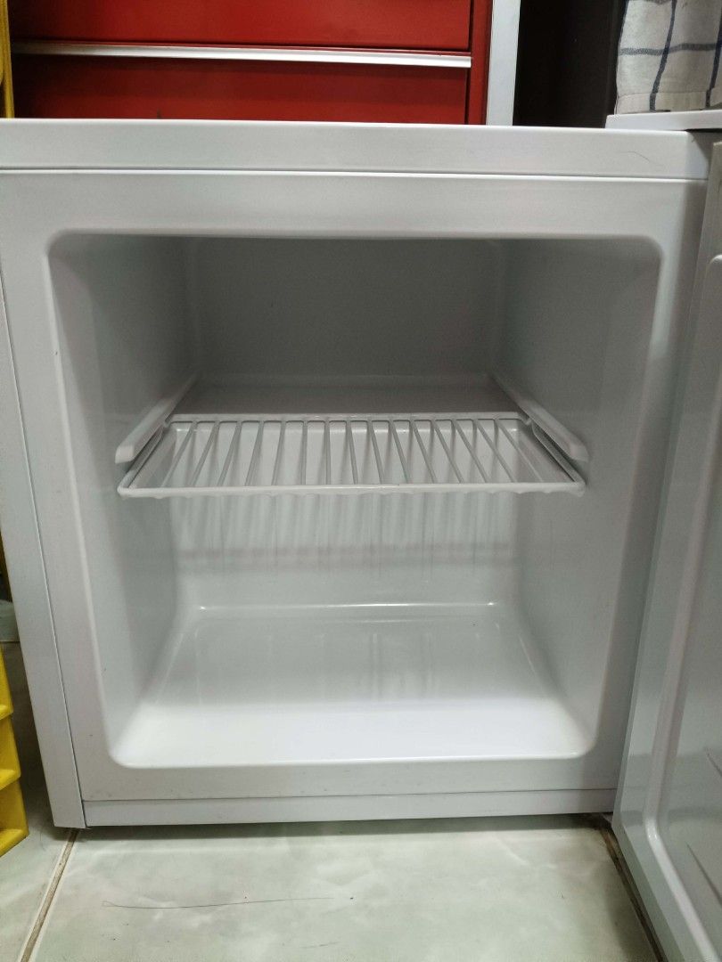 Mini ref (Category: Refrigerators and Freezers) located in Manila. Submitted by kaly.0922 (Listing ID 1453564737, Image 2). Description: Mini fridge for sale. Used exclusively for breast milk storage and only for 3 months. 40L Full freezing.