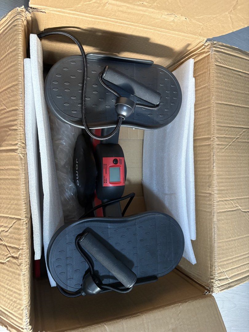 Mini Stepper (Category: Cardio & Fitness Machines) located in Singapore. Submitted by atiks95 (Listing ID 1453432938, Image 1). Description: No time to work out, lightly use and kept away No battery included Paynow only no cash!.