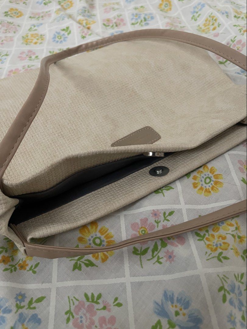 Minimalist Tote Bag (Category: Tote Bags) located in Santa Cruz, Pampanga. Submitted by httpschayo (Listing ID 1453439050, Image 3). Description: Minimalist Tote Bag — used twice — magnetic lock — no issue.