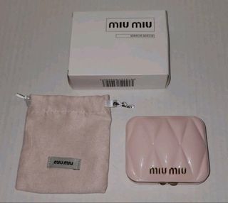 (Category: ) located in . Submitted by urfavluxuryshop (Listing ID 1453534914, Image 1). Description: .