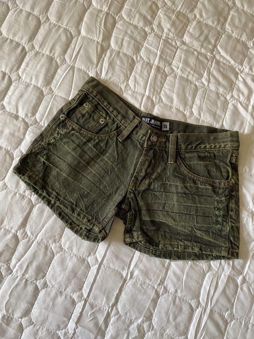 n3t low-rise denim short (Category: Shorts) located in Quezon City. Submitted by brattybabe (Listing ID 1453446567, Image 2). Description: Color may vary due to lighting Dimes: W:28 L:9.5 Leg opening: 19 💳 Mode of payment: GCash, Paymaya, Metrobank, BPI 🚚 Courier: Lalamove, Grab Padala, J&T, or Toktok only. 🫶🏻 The buyer is responsible for the shipping cost. 💲 Payment first before shipping the item. ⛔️ Note: I do not accept returns/refunds. R