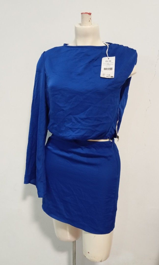 Na-KD one shoulder cut out dress (Category: Evening dresses & gowns) located in Ballesteros. Submitted by havaiamanda (Listing ID 1453555110, Image 2). Description: This royal blue NA-KD mini dress features an asymmetrical one-shoulder design with a flowing bell sleeve.