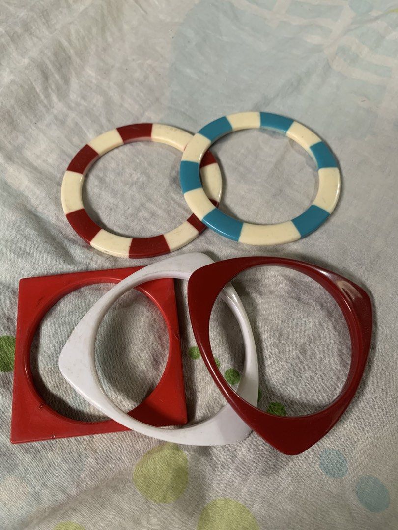 Nautical Red White Blue Vintage Geometric & Striped Bangles Bundle (Category: Bracelets) located in Tarlac. Submitted by thrice.closet (Listing ID 1453621799, Image 1). Description: has flaws ₱200 take all, not sold separately .