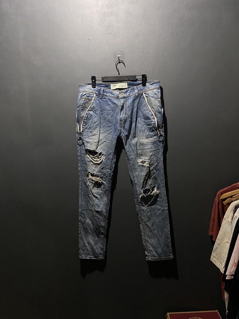 OFF-WHITE "DENIM LABEL" Distressed Zipper Jeans (Category: Jeans) located in Lucena. Submitted by handpickthrift (Listing ID 1453619084, Image 1). Description: - OFF-WHITE "DENIM LABEL" jeans - Classic blue wash with stylish distressed details size 32 - Functional zippers on the front - Signature ring zipper pulls with "OFF-WHITE C/O VIRGIL ABLOH" text - Unique and eye-catching design - Please check photos for detailed condition.