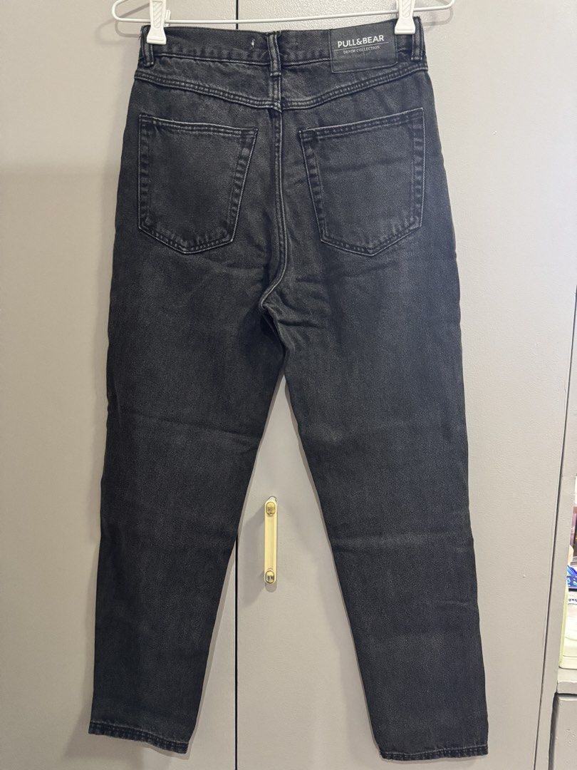Pull & Bear Black Button Fly Mom Jeans Size 26 (Category: Jeans) located in Quezon City. Submitted by jaebaeee (Listing ID 1453580825, Image 3). Description: W26, L37.5 - Brand: Pull & Bear - Color: Black - Style: Mom Jeans - Fit: Straight Leg - Waist: High-Waisted - Closure: Button Fly - Key Feature: Versatile staple piece, easy to style..