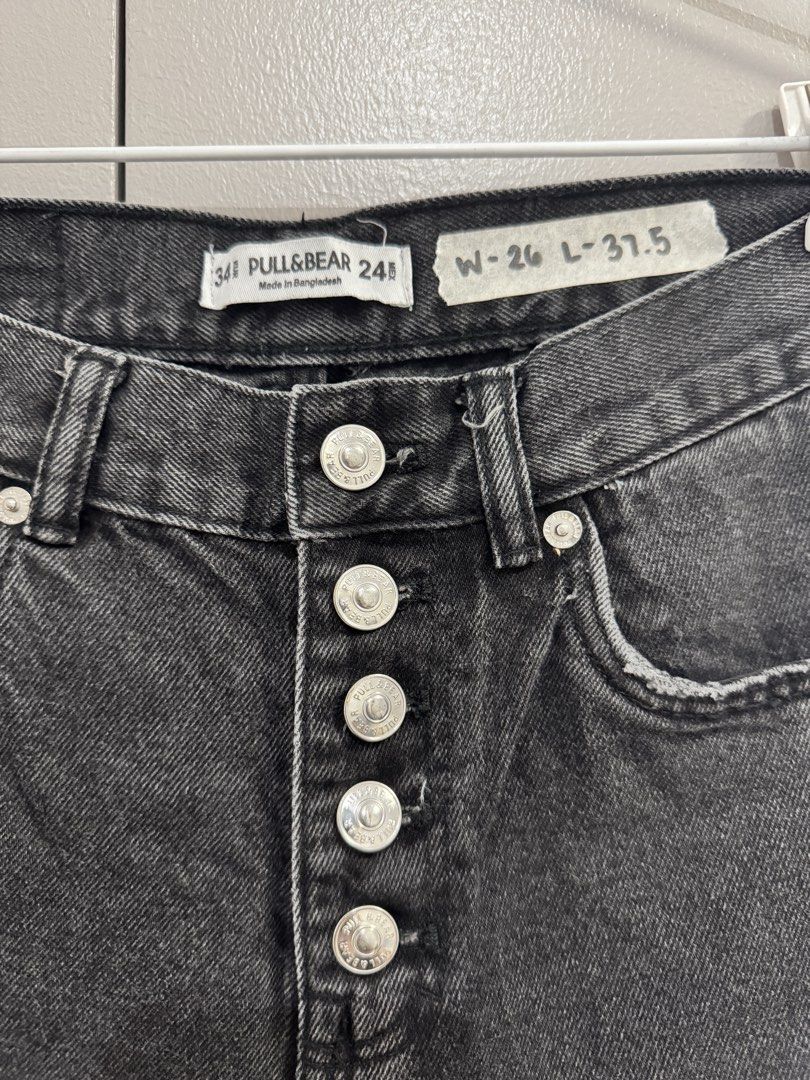 Pull & Bear Black Button Fly Mom Jeans Size 26 (Category: Jeans) located in Quezon City. Submitted by jaebaeee (Listing ID 1453580825, Image 2). Description: W26, L37.5 - Brand: Pull & Bear - Color: Black - Style: Mom Jeans - Fit: Straight Leg - Waist: High-Waisted - Closure: Button Fly - Key Feature: Versatile staple piece, easy to style..