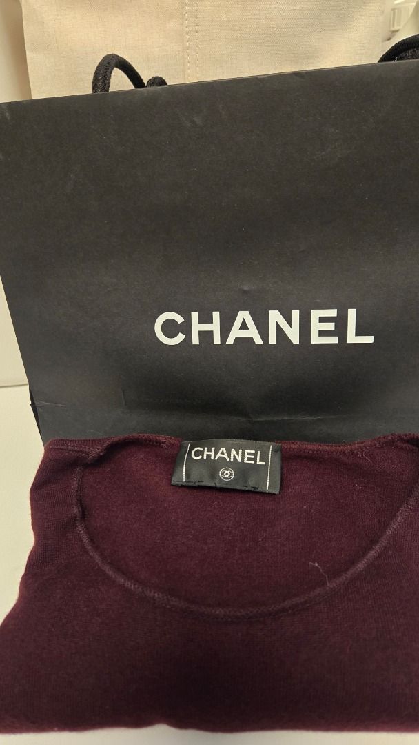 Pullover CHANEL （分類：服裝）位於 Hong Kong。 由 cherries813 提交（商品編號 1453491908，圖片 1）。簡介： 。