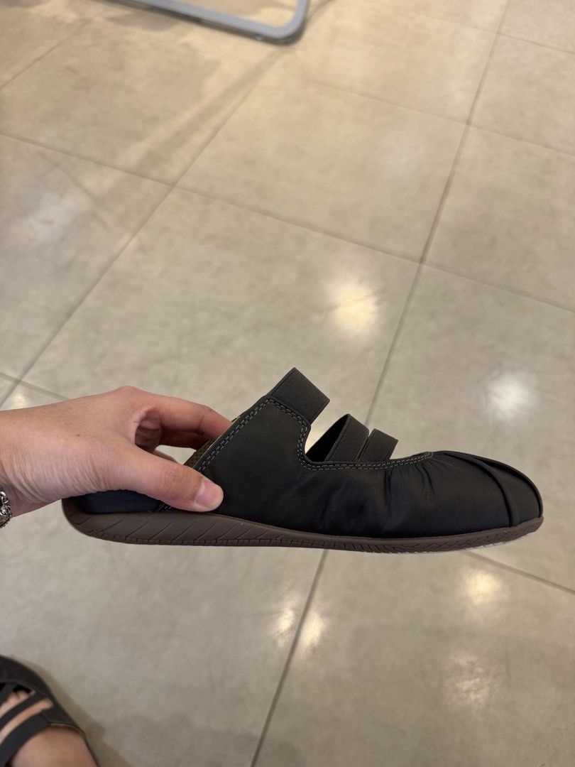 Puma Women's Brown Leather Mule Shoes (Category: Sneakers) located in Paranaque City. Submitted by meowdonna (Listing ID 1453473116, Image 2). Description: RFS: Maliit for my feet Puma - Style: Mules - Color: Brown - Material: Leather - 22.5 CM.