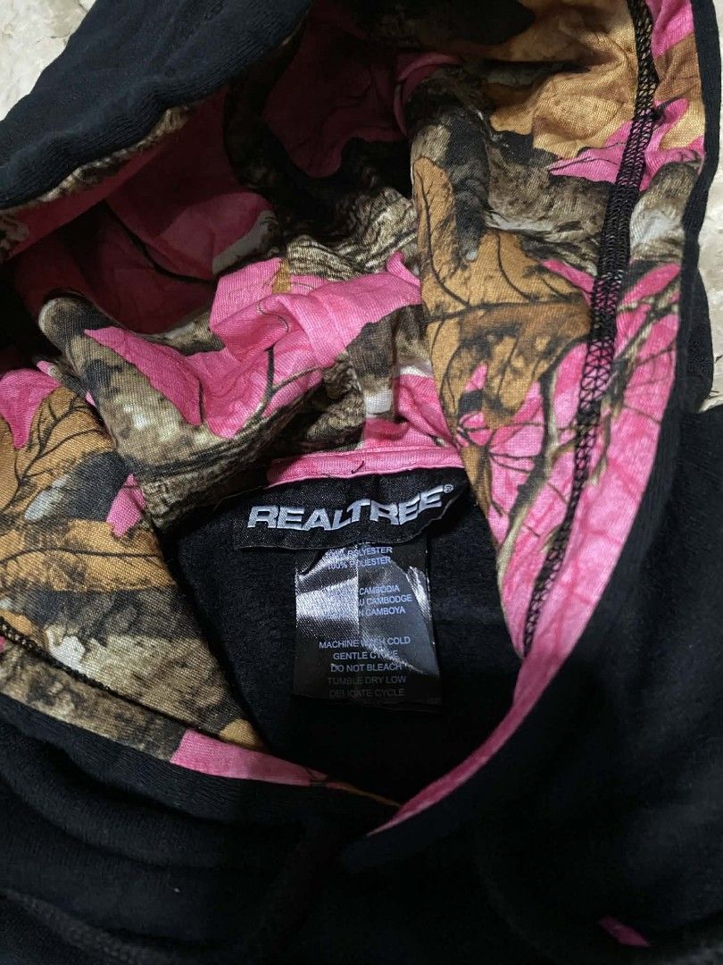 Real Tree Pink Camo Hoodie Size S (Category: Hoodies) located in Bulacan. Submitted by rondeez (Listing ID 1453526529, Image 3). Description: Black Realtree hoodie - Pink camouflage accents - Pink camo-lined hood - Pink Realtree logo - Size: Small - Dimes: 21 x 25 -Brand New Condition .