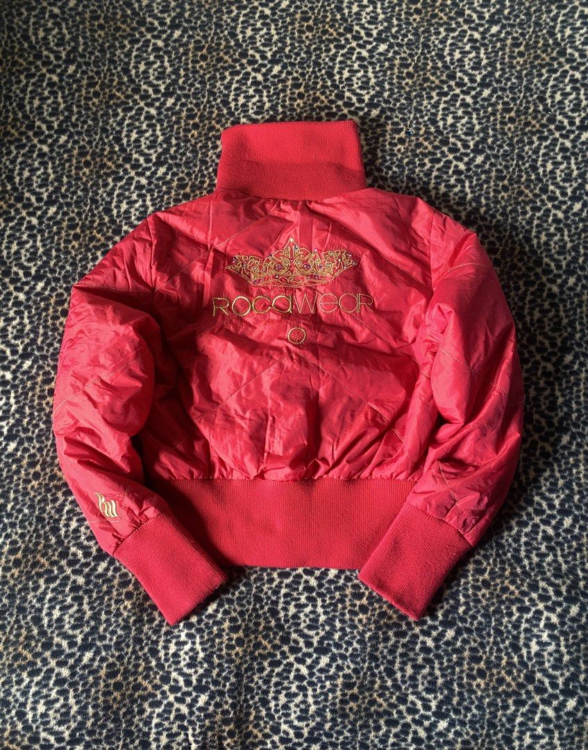 Rocawear Red Puffer Jacket with Crown Logo (Category: Coats, Jackets and Outerwear) located in Cabuyao City. Submitted by heran_nn (Listing ID 1453437940, Image 3). Description: W23 L24 - Cool red puffer jacket from Rocawear. - Features a high neck and ribbed cuffs. - Detailed crown and Rocawear logo on the back. - Lined with a repeating Rocawea pattern. - A great statement piece for your wardrobe. .