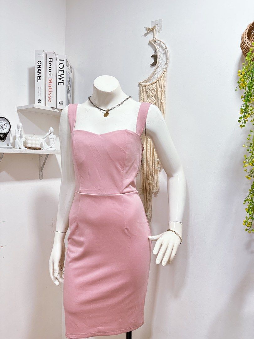 Rose Pink Padded Bobycon Dress ZZ2 (Category: Dresses) located in Manila. Submitted by chloereicapsule (Listing ID 1453609297, Image 1). Description: S-M size, thick cotton fabric, padded already, zipper back, color rate 10/10 pm for other inquiries .