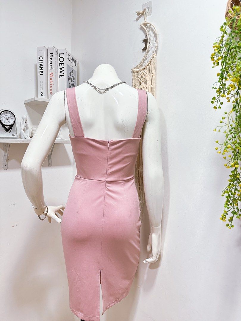 Rose Pink Padded Bobycon Dress ZZ2 (Category: Dresses) located in Manila. Submitted by chloereicapsule (Listing ID 1453609297, Image 3). Description: S-M size, thick cotton fabric, padded already, zipper back, color rate 10/10 pm for other inquiries .