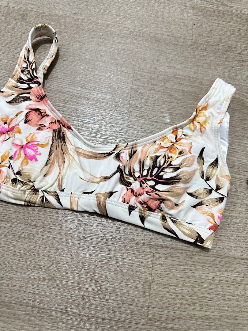 (S) BILLABONG Bikini Top / Swimsuit Top (Category: Bikinis & Swimsuits) located in Cainta. Submitted by sunnyfloshop (Listing ID 1453581300, Image 3). Description: brandnew ✨ 🍃Small 🍃Padded 🍃D-cup.