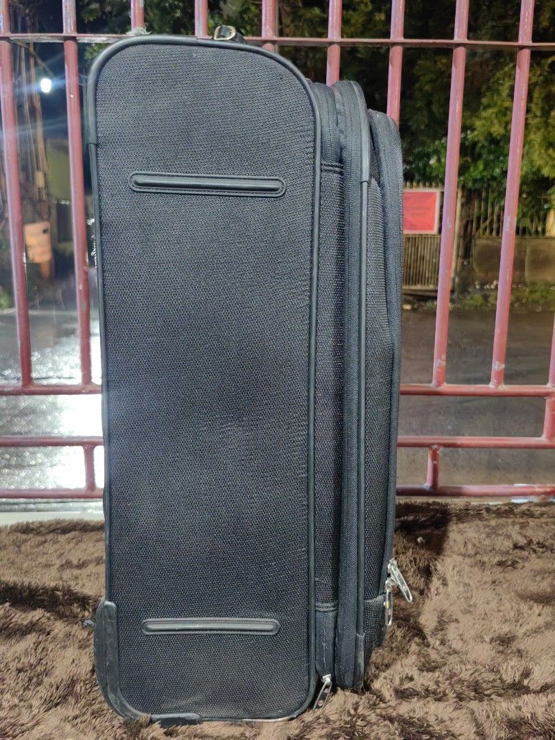 Samsonite Duralite Softside Spinner Trolley Bag (Category: Luggage) located in Calamba. Submitted by princesspauliney. (Listing ID 1453557595, Image 3). Description: Material: Built from a highly durable, lightweight structured nylon fabric designed to withstand heavy travel wear. Exterior Layout: Features a quick-access front zipper pocket, a sleek integrated Samsonite logo badge, and red accent stitch highlights at the bottom corners. Handling: