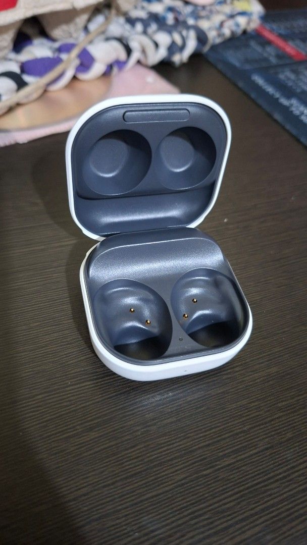 Samsung Wireless Earbud Charging Case White (Category: Earphones) located in Manila. Submitted by daisythejane (Listing ID 1453601128, Image 3). Description: - White Samsung charging CASE ONLY - Compatible with wireless core buds earbuds - Features internal charging ports - Certified original (but no box anymore) - Fully functional and works well RFS: lost earbuds.
