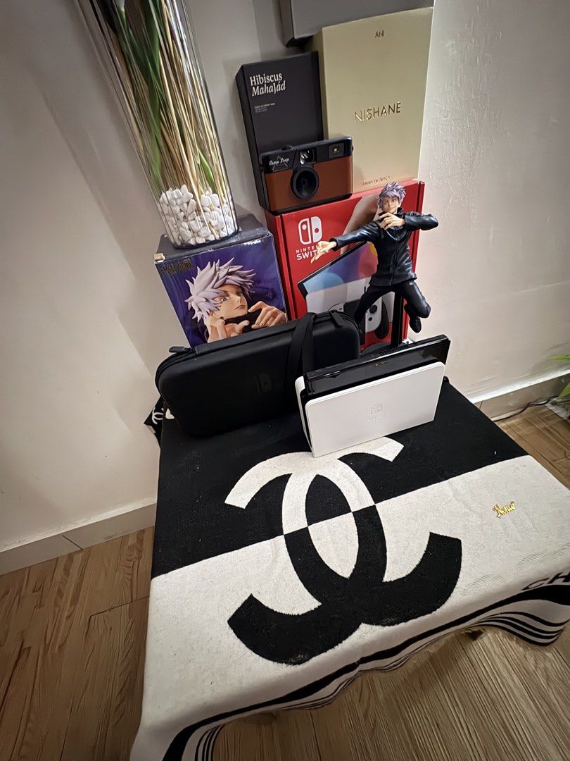 Side table (Category: Tables & Sets) located in Kuala Lumpur. Submitted by mysticphoenix_9e3d19 (Listing ID 1453461199, Image 1). Description: Can offer price Lala/self pickup Table only.