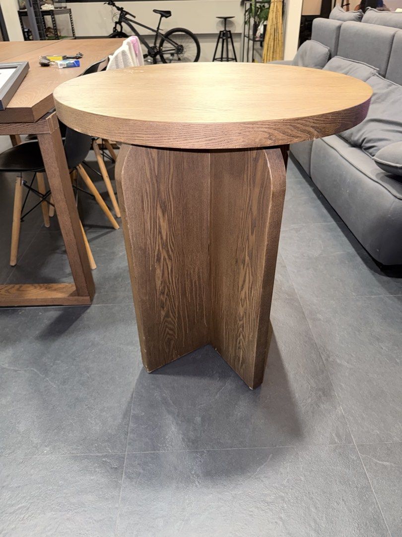 Side table (Category: Tables & Sets) located in Singapore. Submitted by shanzbanz (Listing ID 1453578390, Image 1). Description: Side table Pick up from the east. Top up for delivery .