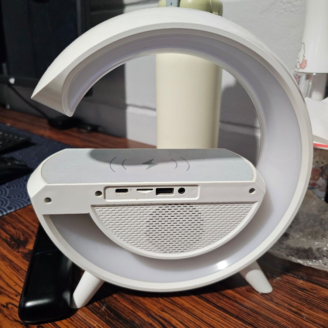 Speaker with charging dock (Category: Soundbars, Speakers & Amplifiers) located in Mandaluyong City. Submitted by viviperera (Listing ID 1453615201, Image 2). Description: .