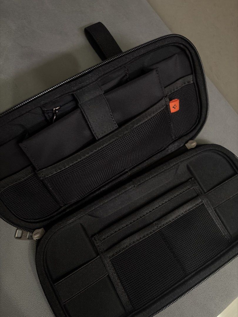 Spigen Storage Case with Accessories Pouch (Category: Cases & Covers) located in Caloocan City. Submitted by ms.k_home (Listing ID 1453524020, Image 2). Description: Durable hard shell exterior for maximum protection Secure zipper closure Ideal for travel.