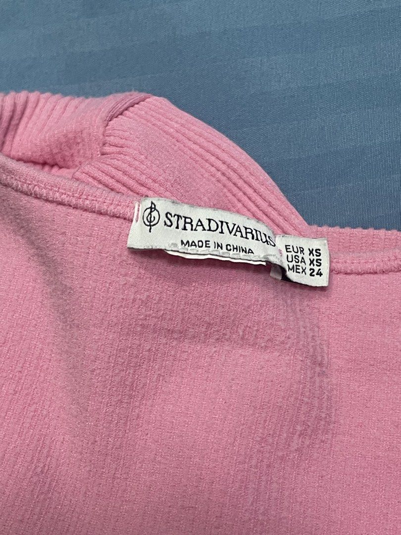 Stradivarius Pink Ribbed Square Neck Crop Top (Category: Sleeveless) located in Marikina City. Submitted by flutterchi (Listing ID 1453584932, Image 2). Description: - Brand: Stradivarius - Color: Pink - Style: Ribbed crop top - Neckline: Square - Straps: Thin - Sleeves: Short - Size: XS.