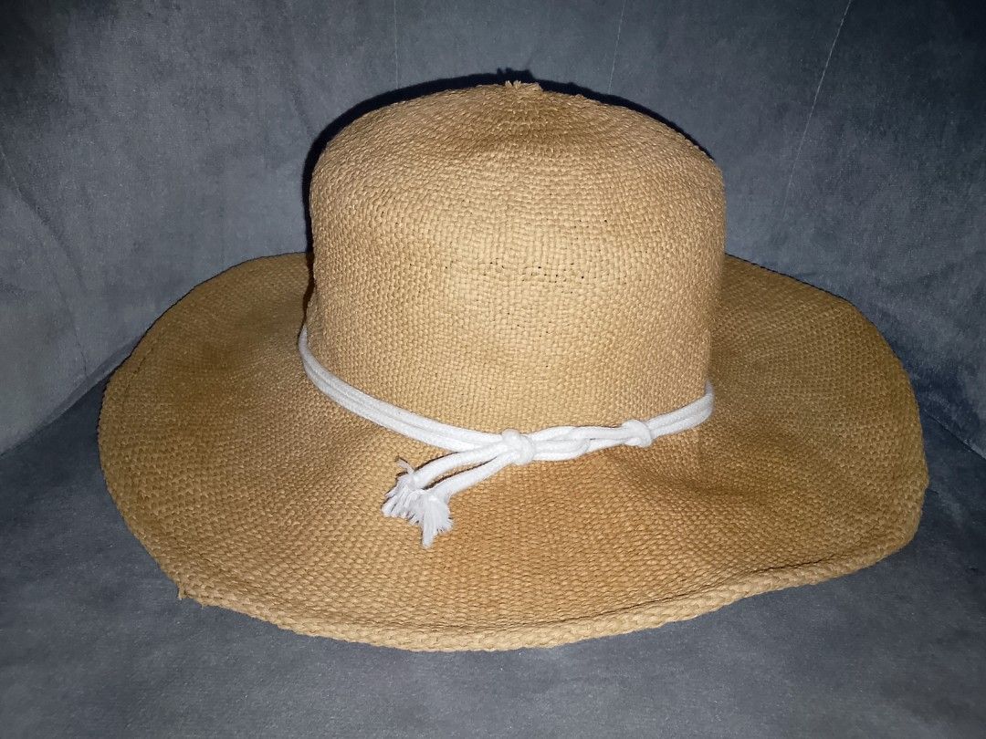 Universal Thread Straw Sun Hat with White Rope Accent (Category: Hats & Beanies) located in Binangonan. Submitted by yuristalin888 (Listing ID 1453463851, Image 1). Description: - Classic straw sun hat - Wide brim for excellent sun protection - Simple white rope tie detail on the crown - Visible straw weave texture - Ideal for beach days, casual outings, or travel - Lightweight and easy to pack.