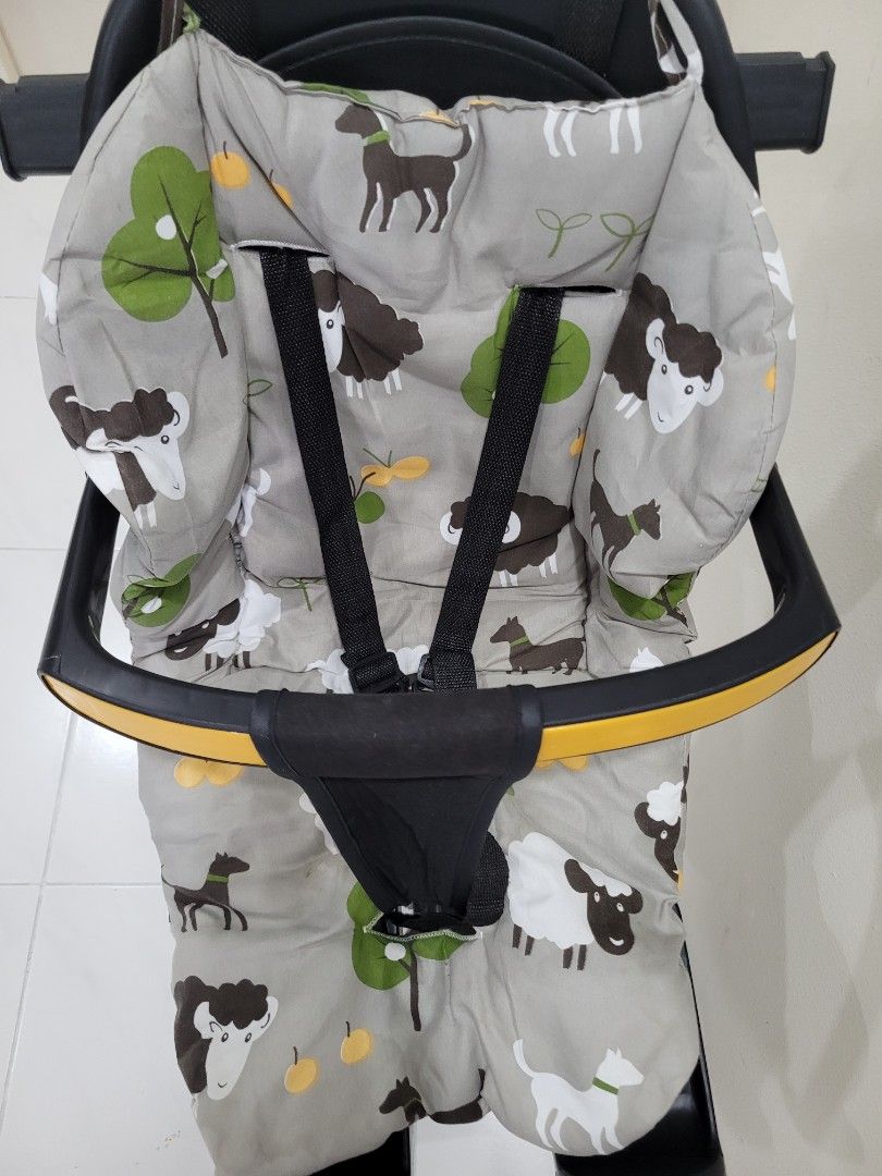 Stroller (Category: Strollers) located in Singapore. Submitted by daffodils7 (Listing ID 1453473219, Image 3). Description: Lightweight stroller. Wheels can be locked..